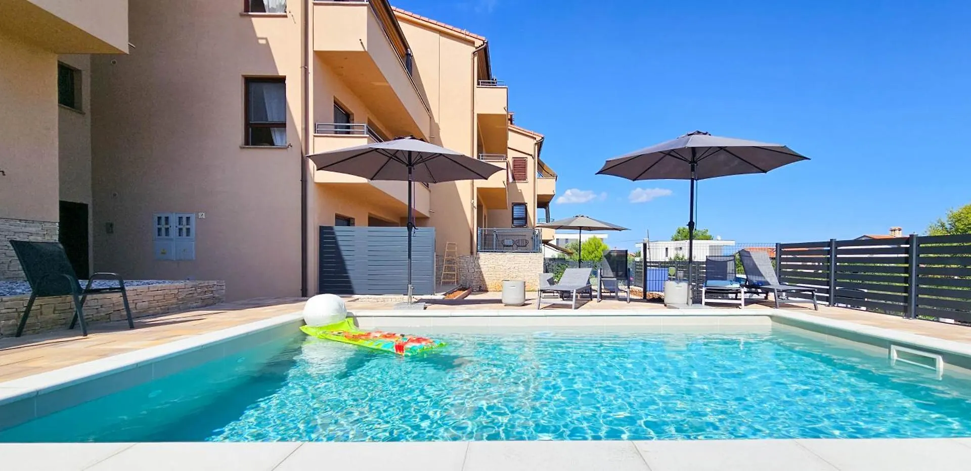 Apartment Bluemare B7 With Shared Pool Liznjan Croatia