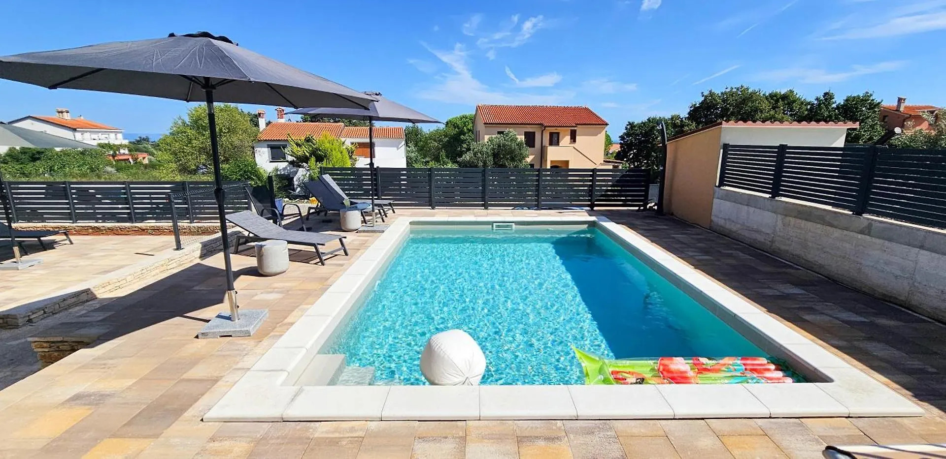Apartment Bluemare B7 With Shared Pool Liznjan 0*,